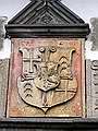 Herb dawnych wlacicieli umieszczony nad bram wejciow do zamku.