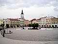 Zwarty otoczony odrestaurowanymi kamieniczkami rynek w Pborze - Plac Sigmunda Freuda.